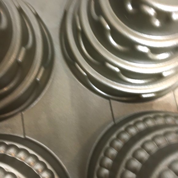 NORDIC WARE Tiered Cakelet Pan-6 Cup EUC - Picture 6 of 11